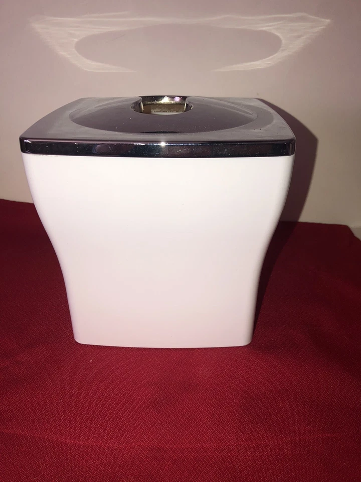 CAJA DE PAÑUELOS VERTICALES LUCITE BLANCA CON CUBIERTA DE METAL PLATEADO EXTRAÍBLE DISEÑO INTER Foto 3 de 4