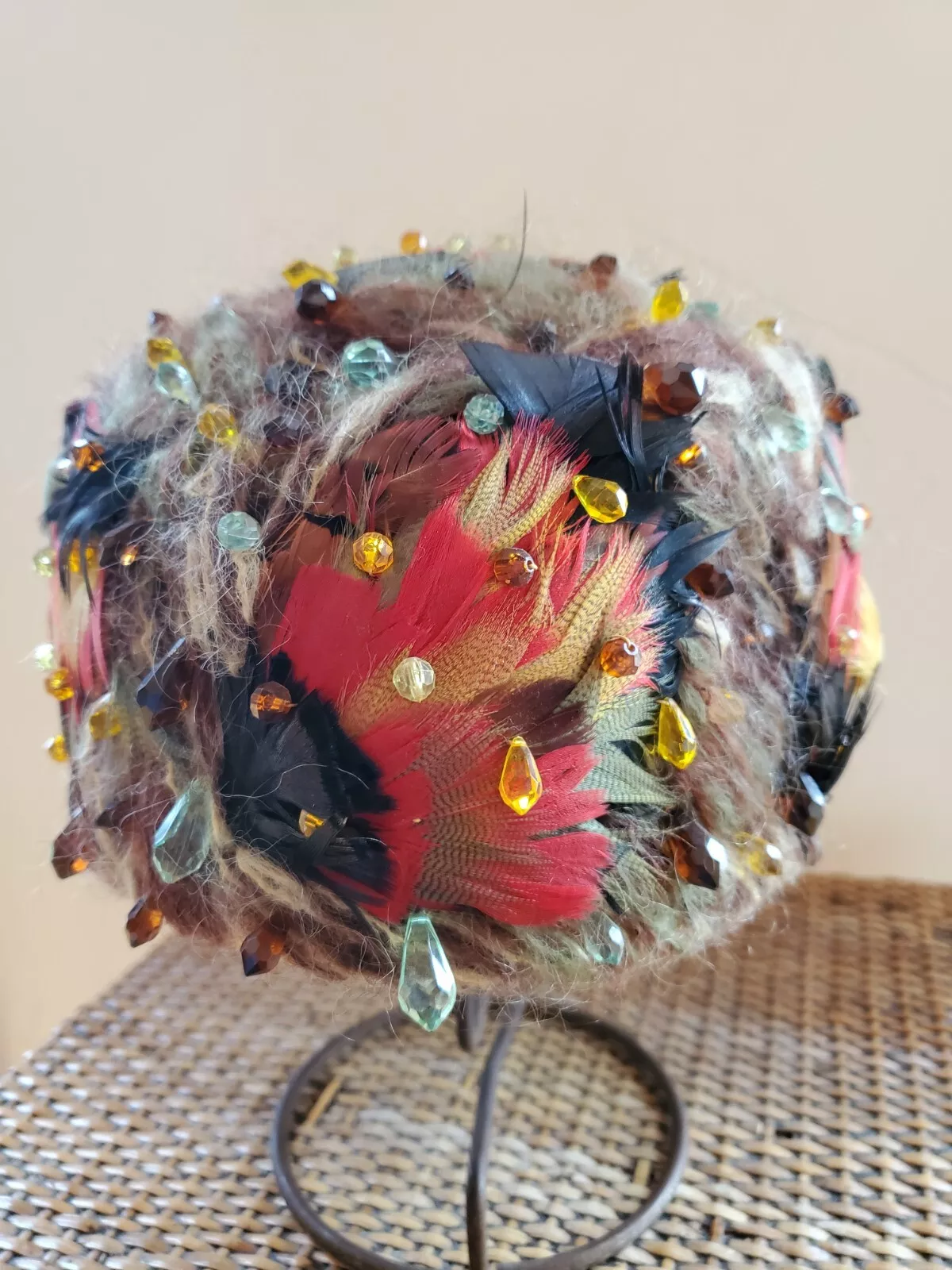 Chapeaux Christian Dior Paris   New York. Chapeau vintage plumes et cristal.