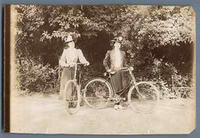 France, Dames faisant du vélo  Vintage citrate print. Vélo ancien. Vintage bike 