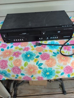 Vintage Magnavox DV220MW9 DVD VCR Combo Player . No Remote Untested