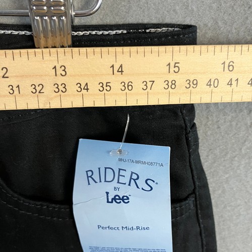 Riders by Lee Women's Mid-Rise Bermuda Shorts Size 10M (30x11) Black NWT - Picture 5 of 15