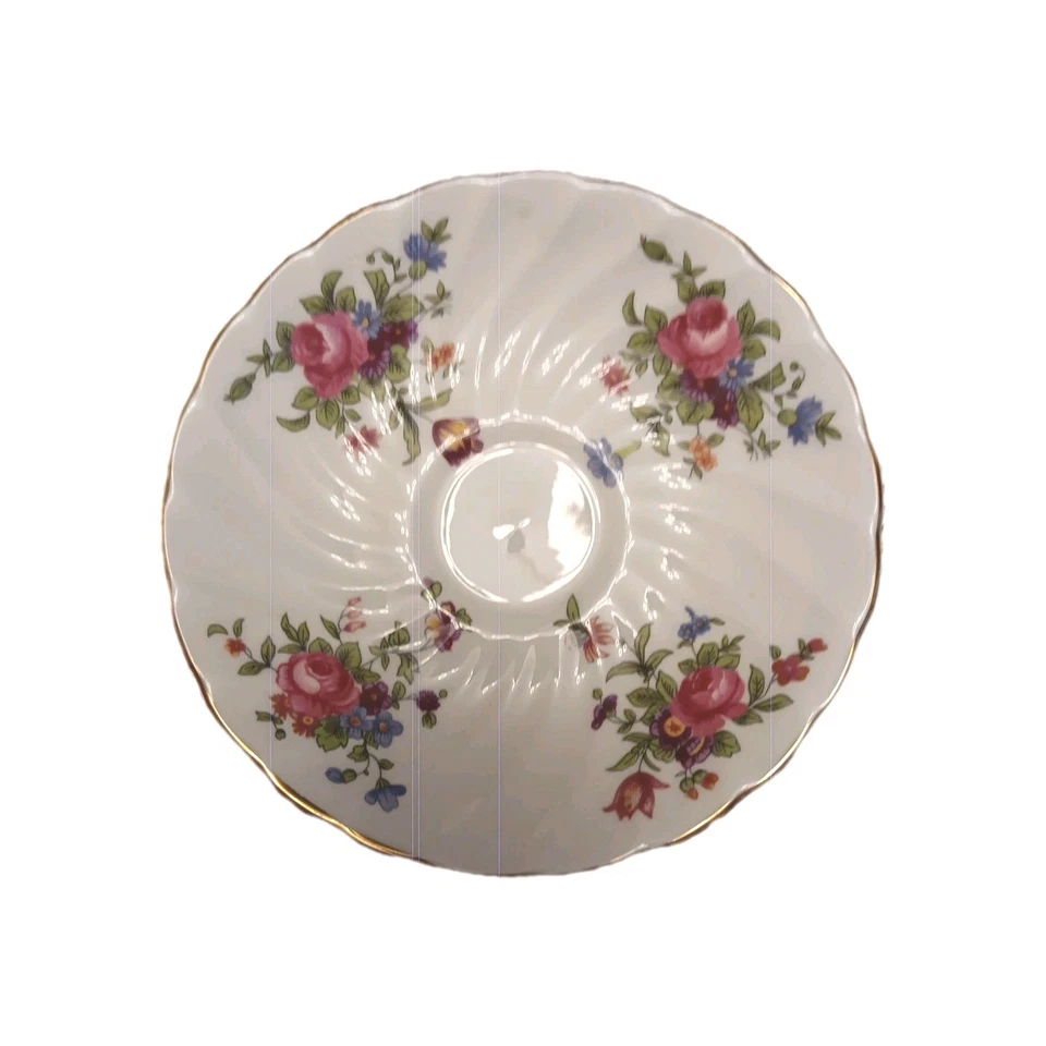 Taza de té y platillo floral Stafford vintage con porcelana de hueso con adornos dorados Foto 3 de 4
