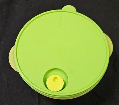 Tupperware Crystal Wave Round Container 4 QT with lid Brand New Green