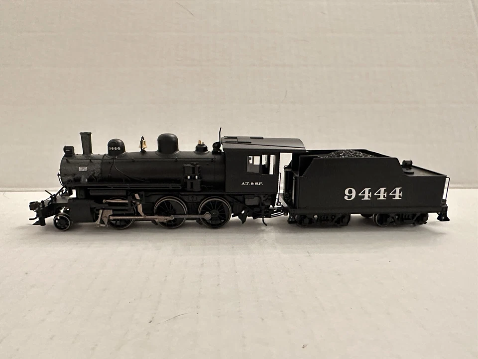 Bachmann HO 51710 ALCO 2-6-0 Steam Loco (DCC Ready) ATSF #9444 - Image 3 of 4