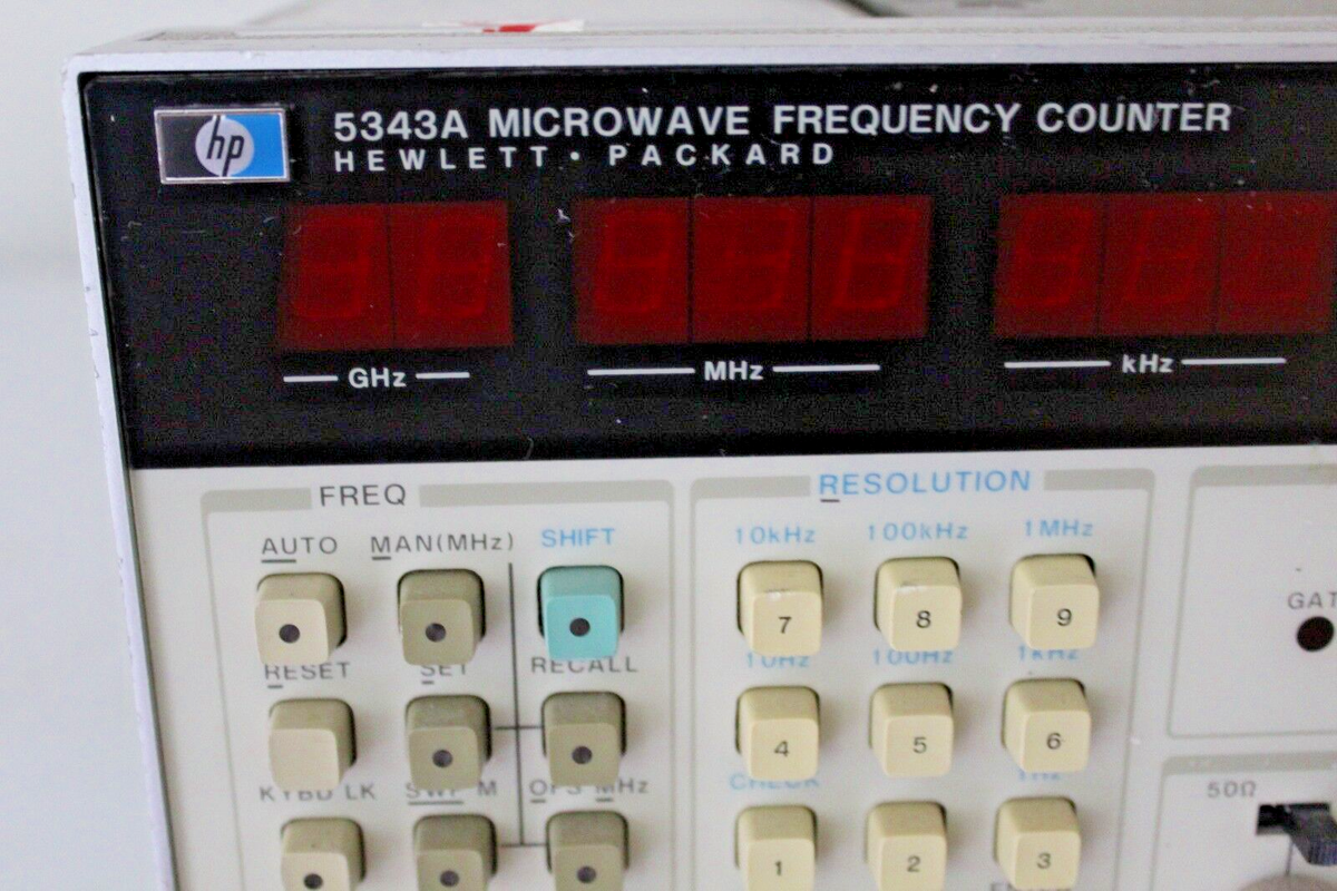 Compteur De Fréquence Micro-ondes HP 5343A – Pour Pièces Ou Réparation – Carte Endommagée – Occasion
