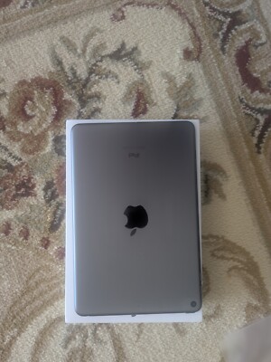 Apple iPad (5th Generation) A1823 32 GB, Wi-Fi + 4G, 9.7 in - Gold