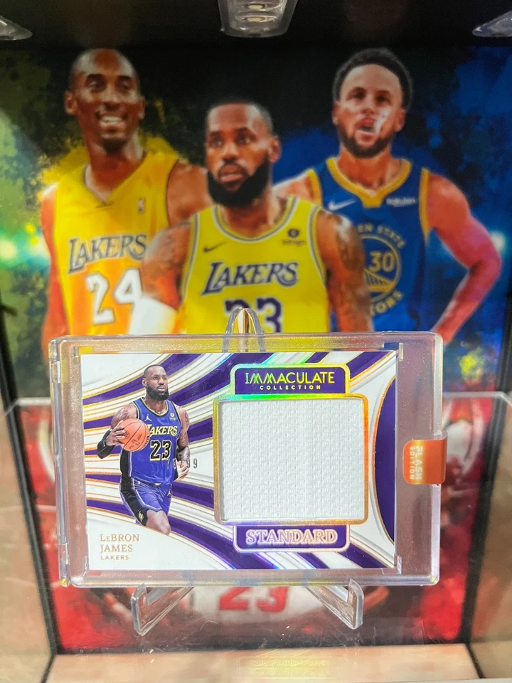 Parche Estándar LeBron James Baloncesto Colección Inmaculada Panini 2023-24/99 Foto 2 de 4
