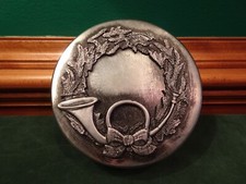 METZKE PEWTER WREATH WITH FRENCH HORN TIN, USA MADE, ANTIQUE WASH, 5-3/8" D