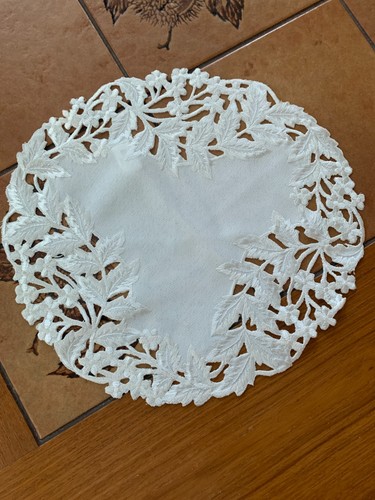 Lot of 4 Doilies Tablecloth Mat Floral Embroidered Polyester Circular 11-12" - Picture 11 of 19
