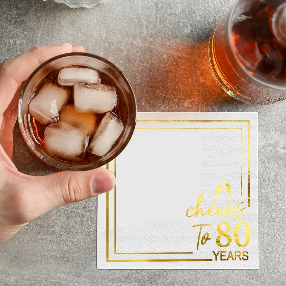 Paquete de 50 servilletas de cóctel Cheers to 80 años, lámina blanca y dorada de 5x5 pulgadas B... Foto 2 de 4