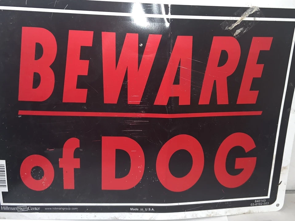 Placa de aviso "CUIDADO COM O CACHORRO" METAL ALUMÍNIO LEVE PRETO USADO - Imagem 4 de 4