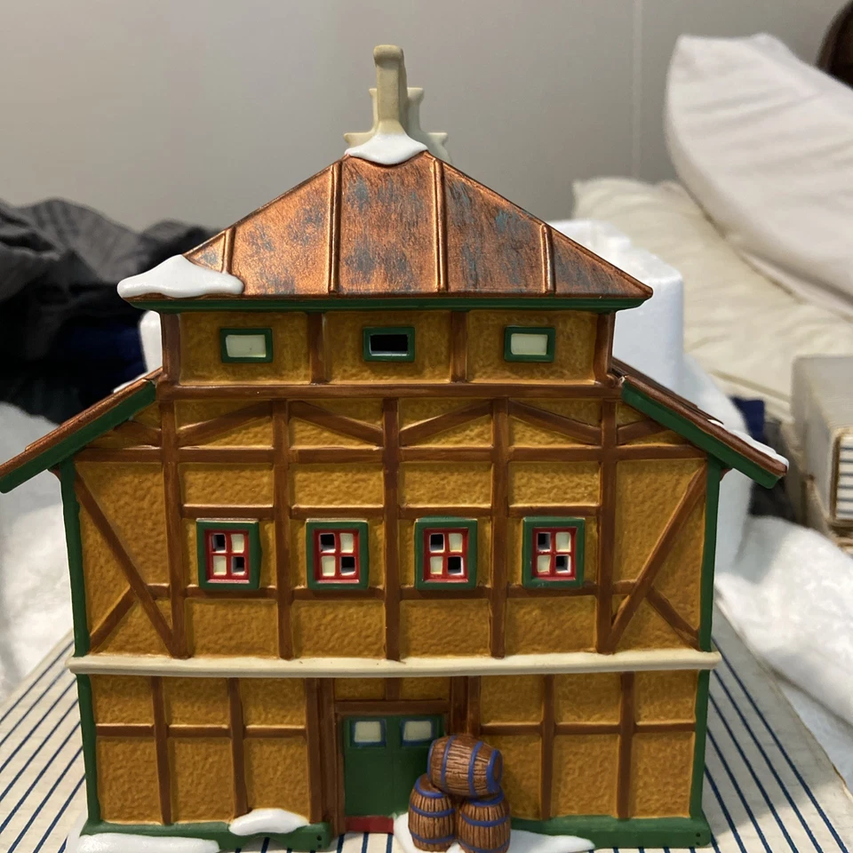 Salón de cerveza Dept 56 Alpine Village Wolfstein 2010, 808754 con mancha Foto 4 de 4