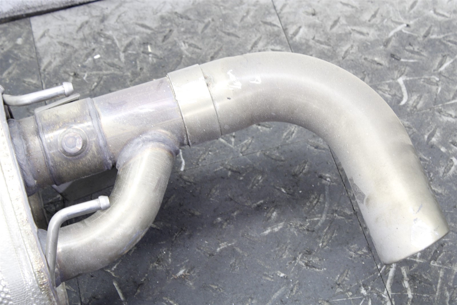 2020 Aston Martin Vantage Rear Exhaust Muffler Pipe 18-21
