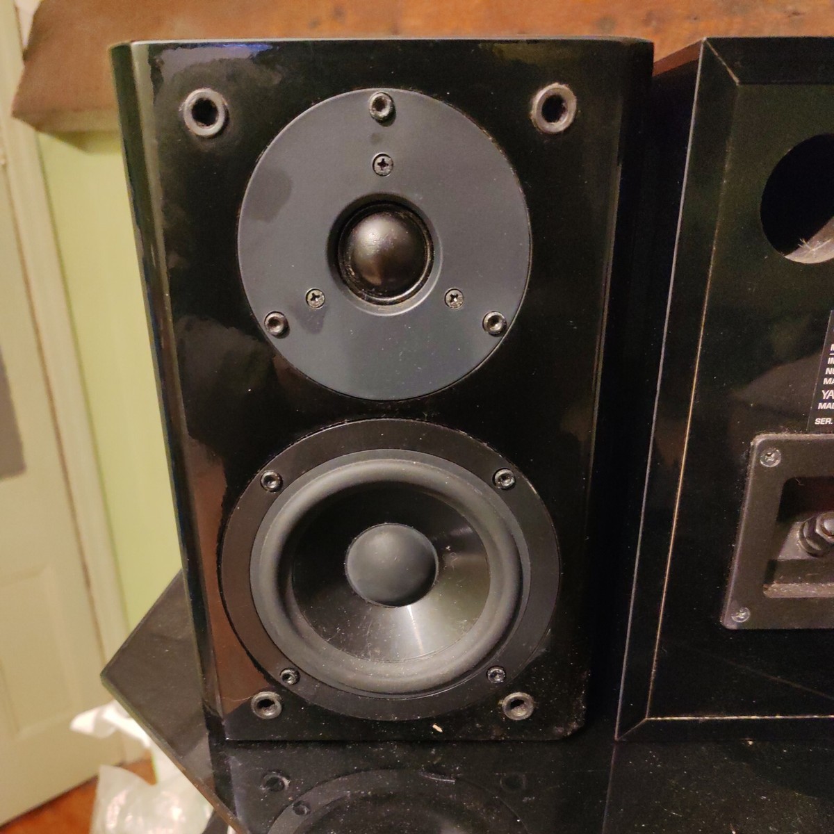 Yamaha NX-E700 Piano finish Bookshelf Speakers Tested Fully