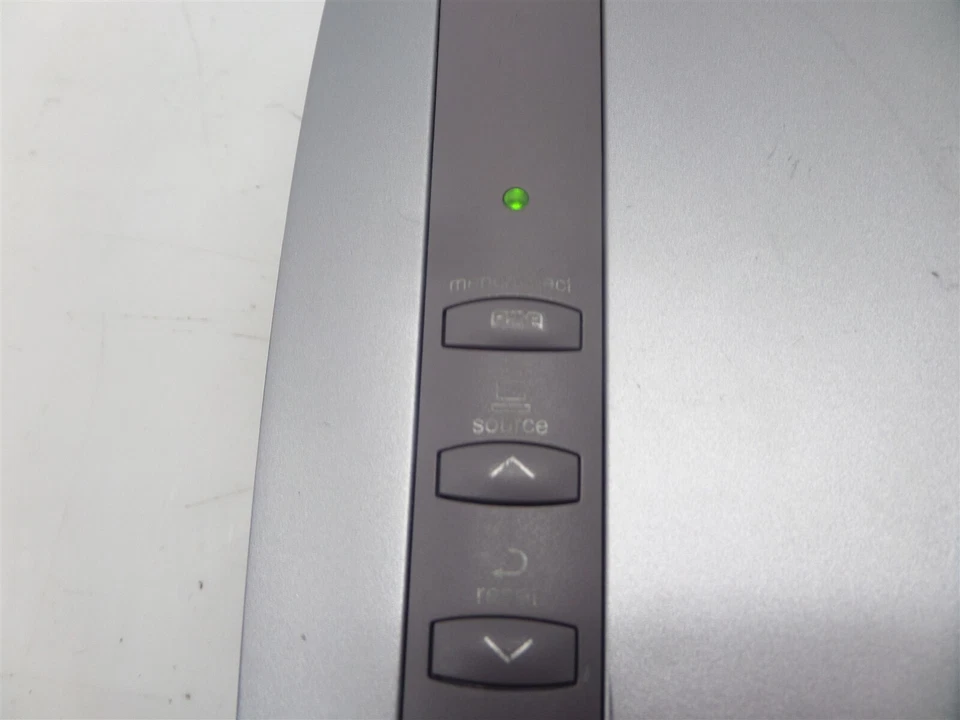 Infocus LP130 DLP XGA Table Top Projector 1100 Lumens w/ Case - Image 3 of 4