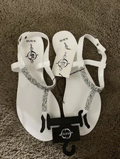 SoleMates Woman’s S6-7,M7-8, L8/9, or XL9/10 White Sandals Silver Glitter Center