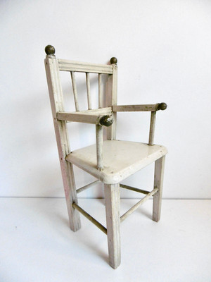 KLEINER ANTIKER PUPPENSESSEL AUS HOLZ GEFORMT CREME BEMALT UM 1900 - 27 cm