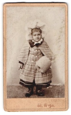 Fotografie Ed. Royer, kleines Mädchen im Winterkleid mit Muff und Haube 