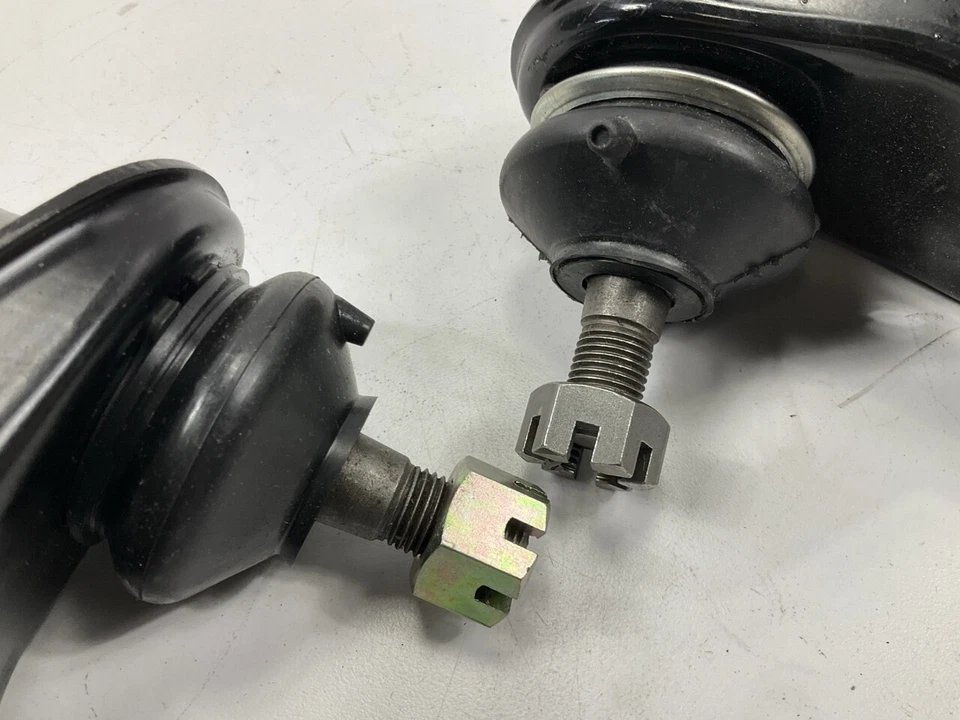 Brazos de control inferiores delanteros y rótulas OEM 555 SIN CAJA - 1979-1982 Toyota Corona Foto 4 de 4