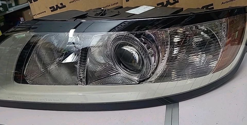 TYC 471660871 2007-ON VV S-40 ELECTRIC W/MOTOR HEAD LAMP W/COVER LH - Image 2 of 4