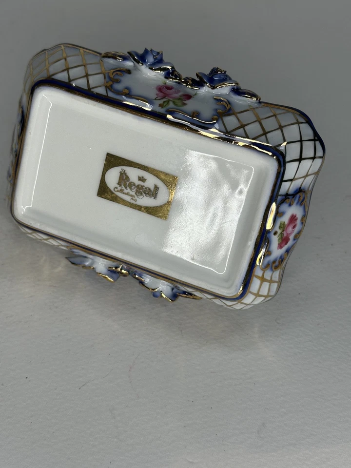 Vintage Regal Collection porcelain Trinket dish/basket Blue&white Roses & gold - Image 3 of 4