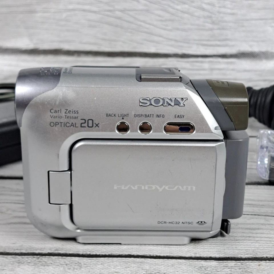 Grabadora de cámara de video Sony Handycam DCR-HC32 con estación de acoplamiento DCRA-C121 Foto 2 de 4