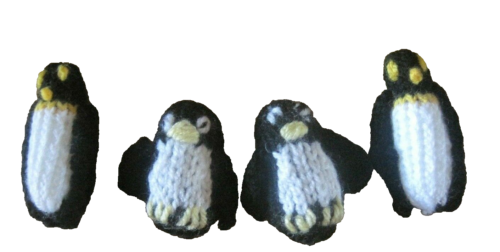 FAMILY OF TINY HAND KNITTED XMAS PENGUINS. TALLEST IS 2.5 INCHES. - Zdjęcie 1 z 2