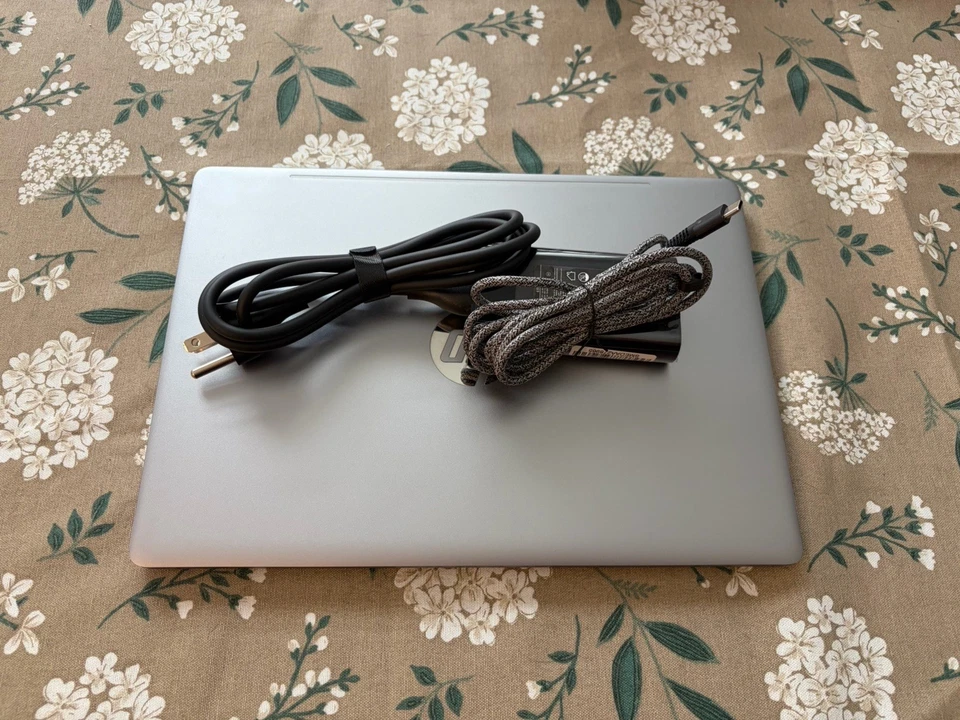 HP EliteBook Folio G1 12" táctil Intel HD GPU 515 1,2 GHz Intel m7-6Y75 8 GB 128 GB Foto 2 de 4