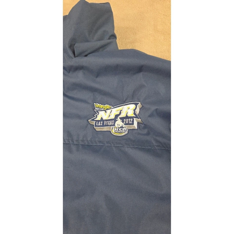 Chaqueta polar Wrangler PRCA NFR Pro Rodeo Gear Las Vegas para hombre M azul cremallera completa usada en excelente estado Foto 3 de 4
