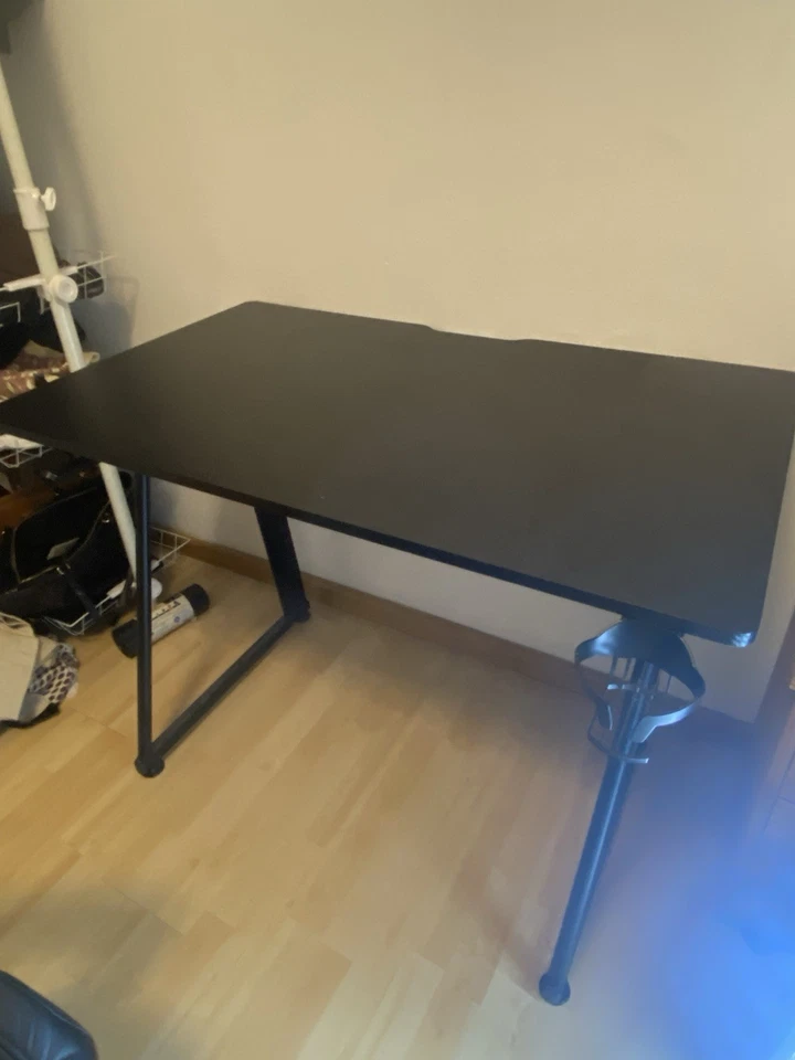 Gaming Schreibtisch im Guten Zustand