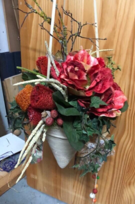 Gesteck zum Hngen Ampel Dekoration Geschenk Keramiktopf Rosen Beeren Efeu  bunt