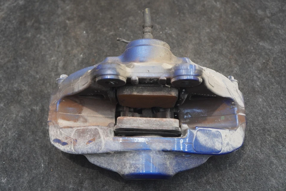 Оригинальный синий кронштейн суппорта заднего правого тормоза 34216860738 BMW M235i M240i F22 14-21 - Изображение 3 из 4