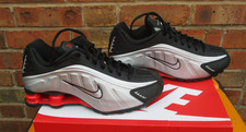 Nike Shox R4 UK 4 scarpe da ginnastica argento e nero e rosso nuove mezza scatola prezzo consigliato £ 150 nuove con scatola
