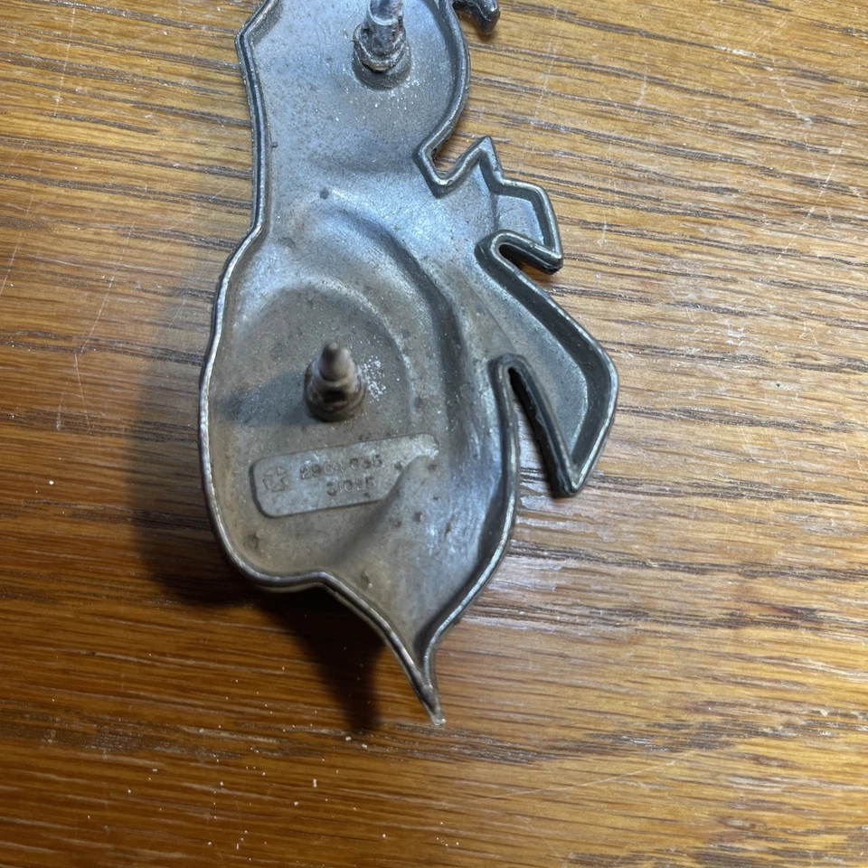 NOS GENUINE MOPAR 1970 DODGE SUPER BEE HOOD EMBLEM # 2998065 - 31025 - Image 3 of 4