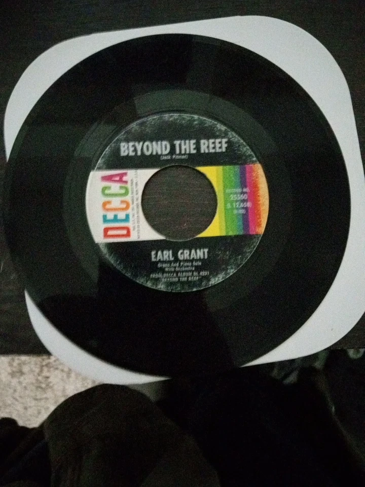 Earl Grant Swingin Gently/Beyond The Reef by Decca Records 7" Vinyl 45rpm Record - Image 3 of 4