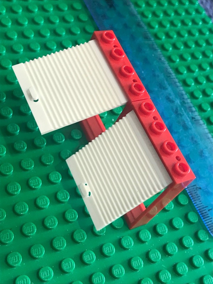 LEGO 2 X Hinged Garage Door and Frame Lift 1 x 4 x 4 Red & White VERY