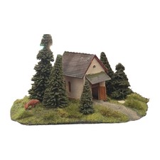 Diorama – kleines Waldhaus mit Bäumen und Tier – Modellbau Patiniert Begrünt H0