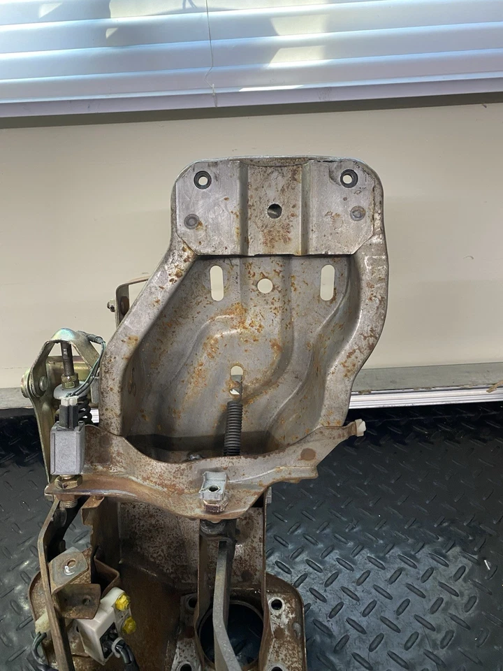 OEM 1986-1993 Mazda B2200 B2600 Clutch Brake Pedals Set - Image 2 of 4