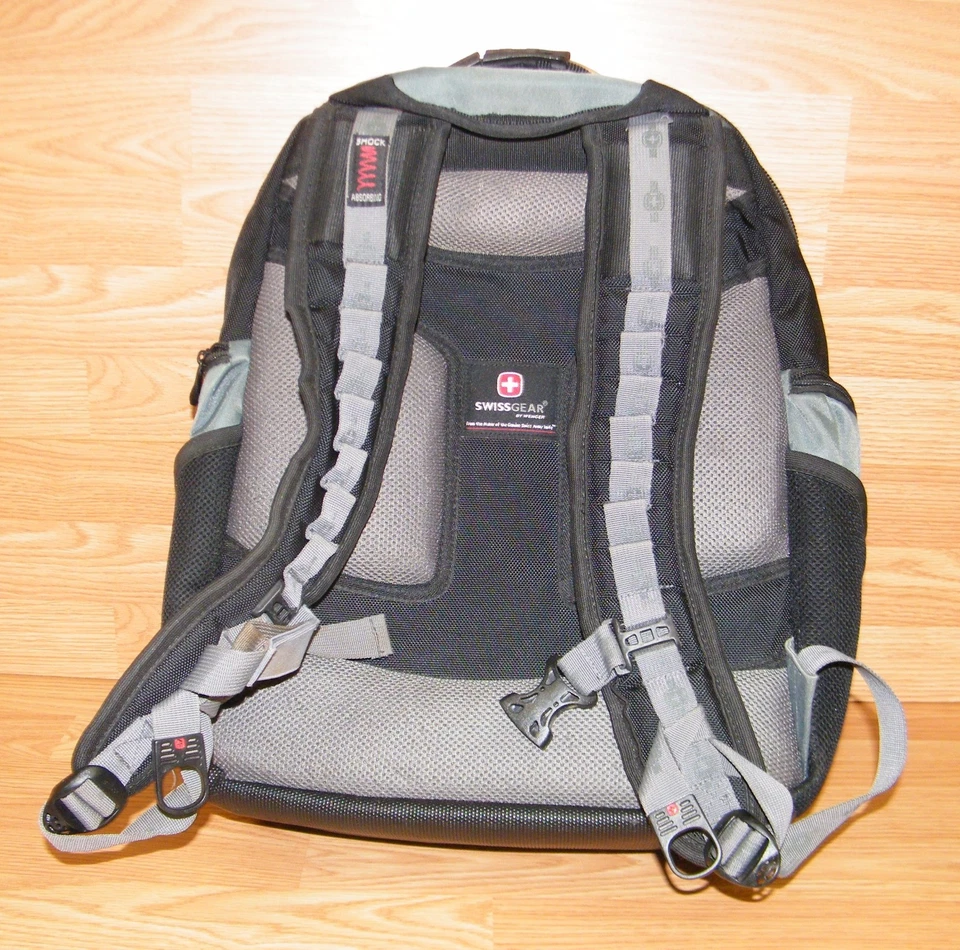 Mochila Swiss Gear genuina verde y negra con correas amortiguadoras **LEER**  Foto 2 de 4