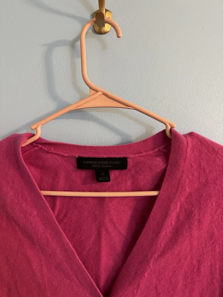 Express 100% puro cachemir rosa cárdigan suéter talla M *pequeño agujero debajo de la axila* Foto 3 de 4
