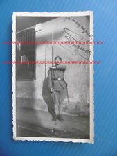 ANCIENNE PHOTO ARGENTIQUE - MILITAIRE - CASQUE - FUSIL - GARDE A VOUS - VINTAGE