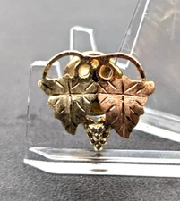 Vintage 5/8in Pin Tri Color 10K Rose Gold Grapes w/ Leaves Brooch 1.0 gram #F1