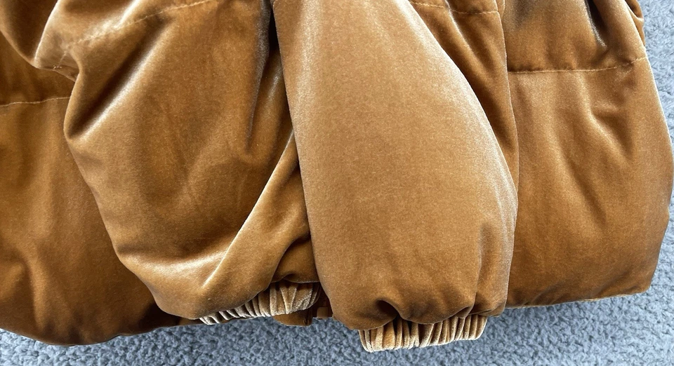 Chaqueta acolchada recortada de terciopelo amarillo miel Fabletics para mujer talla mediana Foto 4 de 4