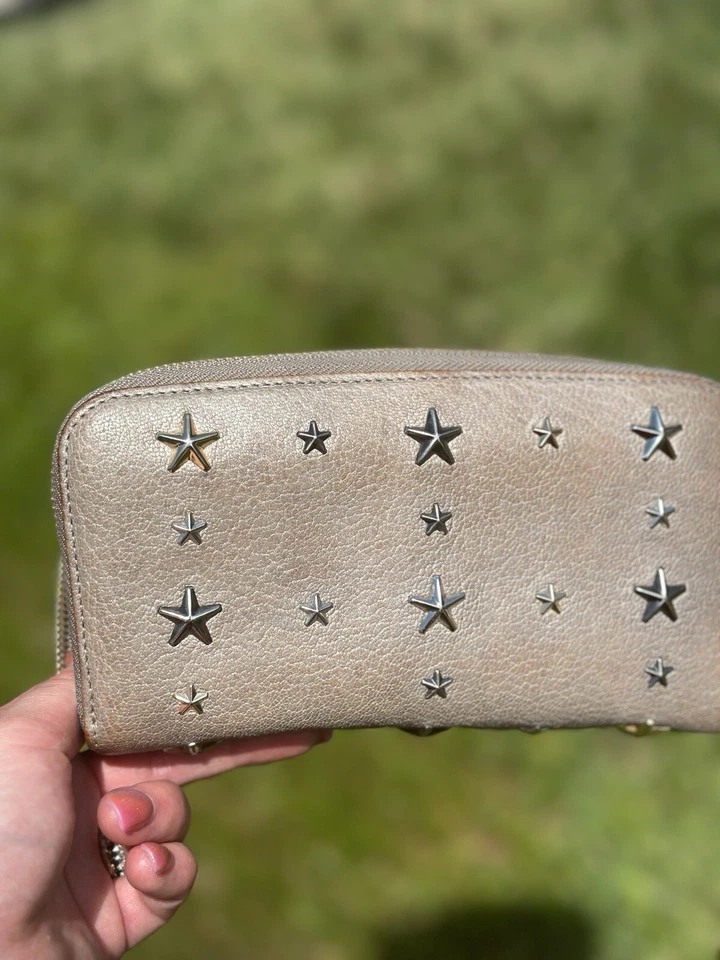 AMBOS TOTE Y BILLETERA Jimmy Choo Star Bolso de Mano y Cartera con Tachuelas para Hombres, Mujeres; Foto 3 de 4