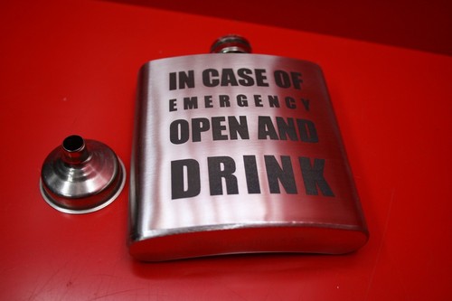 Frasco de cadera de acero inoxidable de 6 oz EN CASO DE EMERGENCIA ABRIR Y BEBER - Imagen 5 de 5