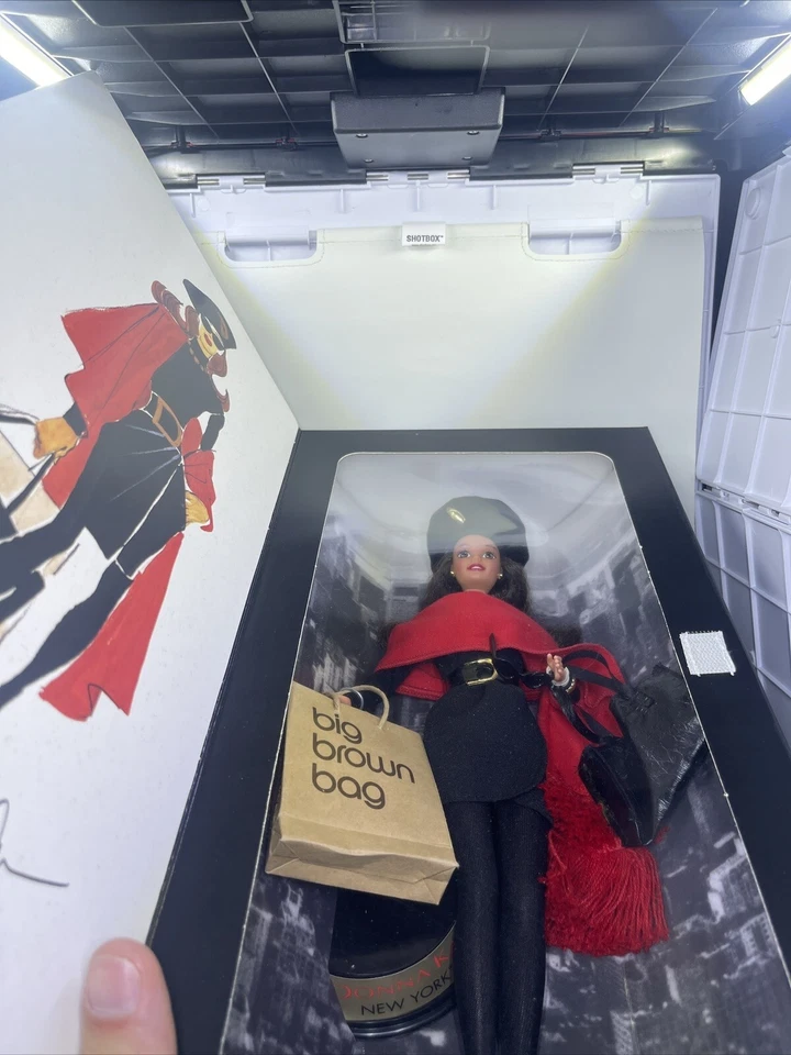 Muñeca Barbie Morena Donna Karan New York Bloomingdale's 1995 Mattel 14452 NRFB Foto 2 de 4