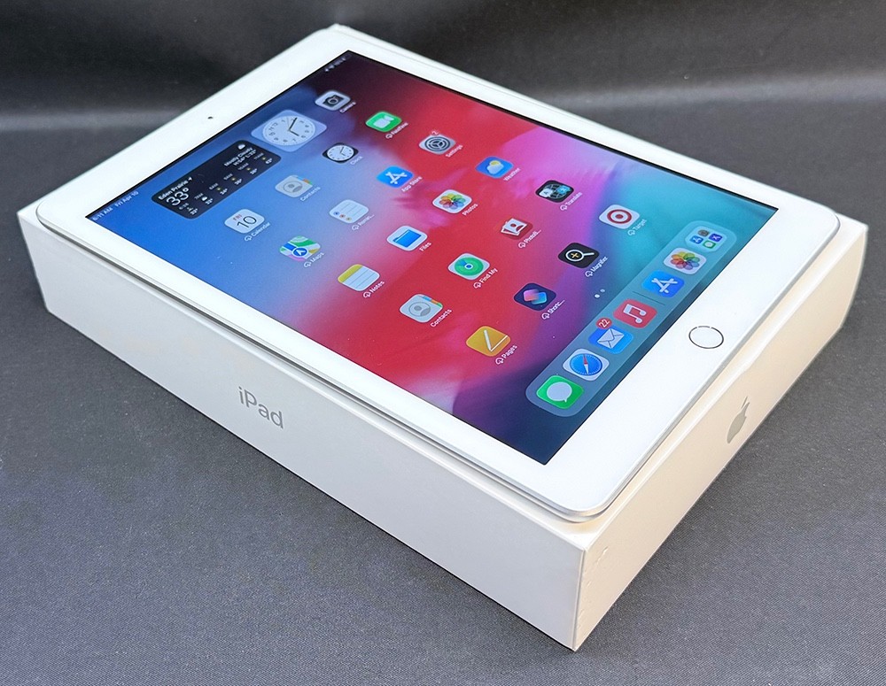 Apple iPad A1893 9.7'' 32GB, Silver and White Wi-Fi 6th Gen in