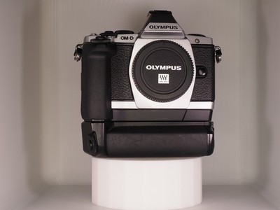 Olympus OM-D E-M5 Mark I with HLD-6 Battery Grip   Excellent