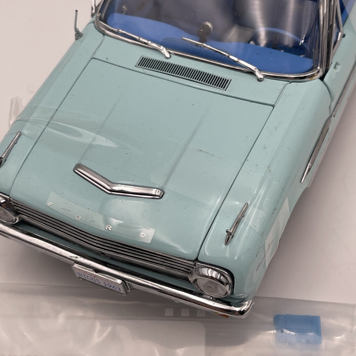 1963 Ford Falcon 1/18 Sunstar Blue American Collectibles, Broken