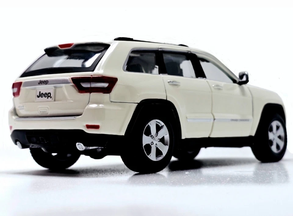 Best Revelation Ever! 2011 JEEP GRAND CHEROKEE LAREDO Bone 1:24 Scale Truck - Image 3 of 4